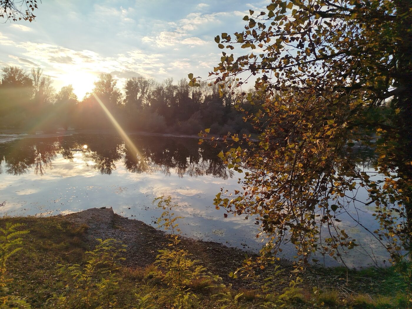 Zalazak sunca nad jezerom